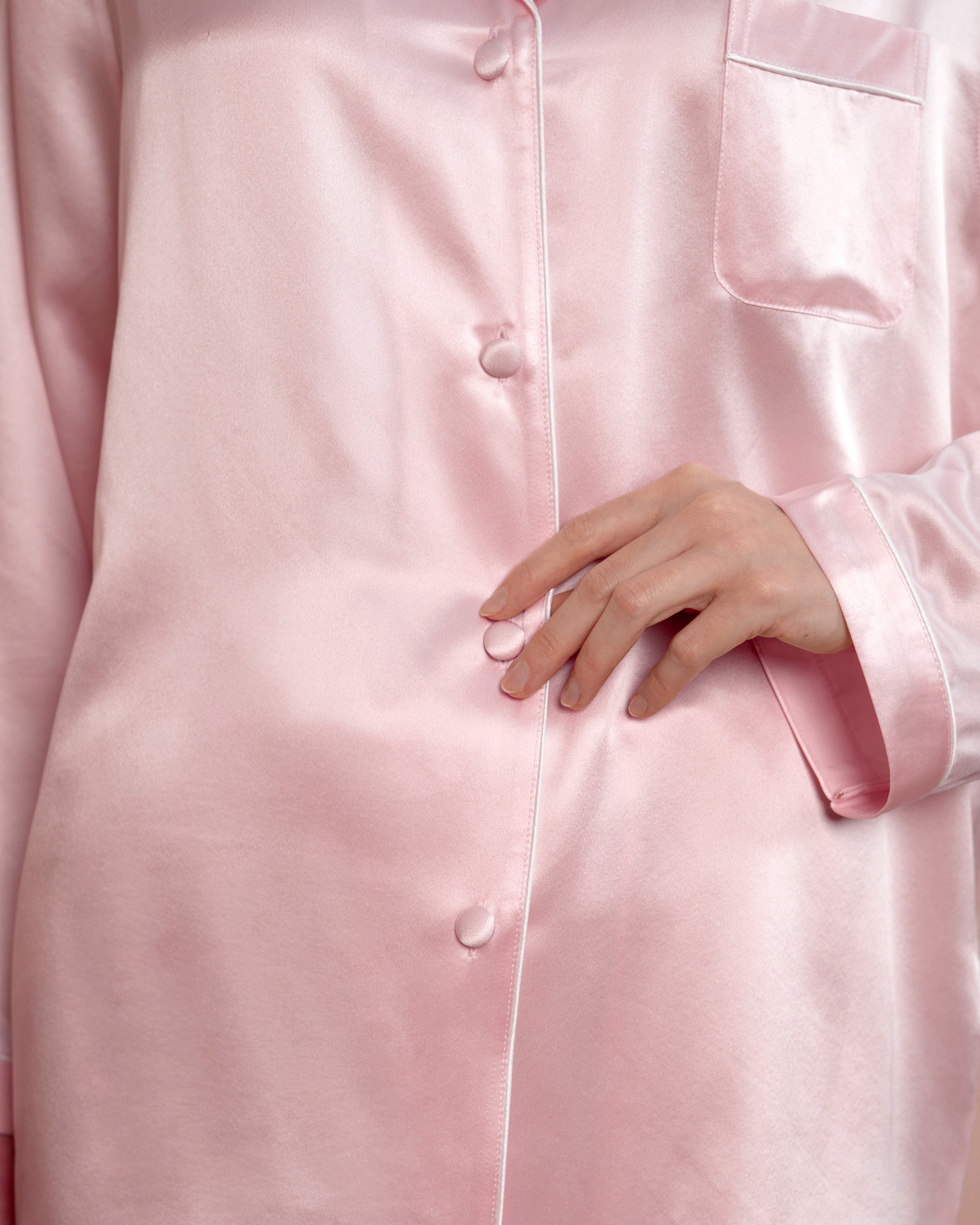 Vaaleanpunainen silkkipyjamasetti